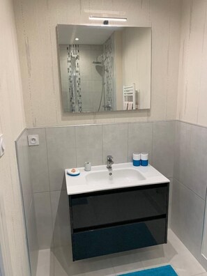 Dobbeltrom | Strykejern/-brett, barnesenger (inkludert) og wi-fi (inkludert)