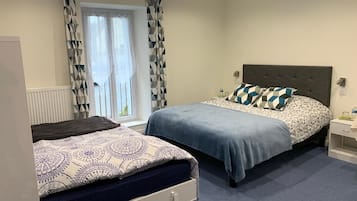 Fjölskylduherbergi - 2 meðalstór tvíbreið rúm | Straujárn/strauborð, ókeypis vöggur/ungbarnarúm