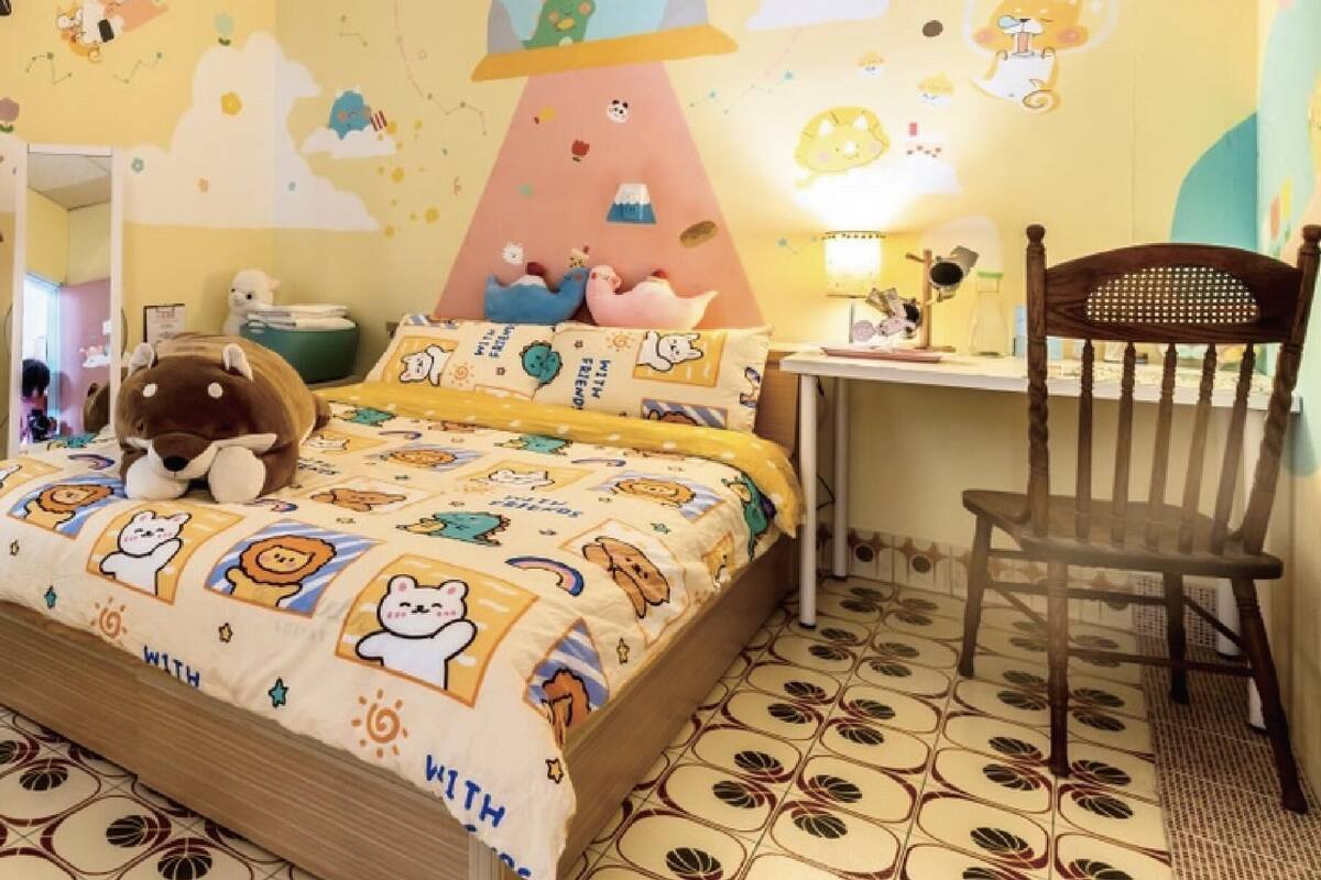 エコノミー ダブルルーム | デスク、遮光カーテン、防音設備、WiFi (無料)