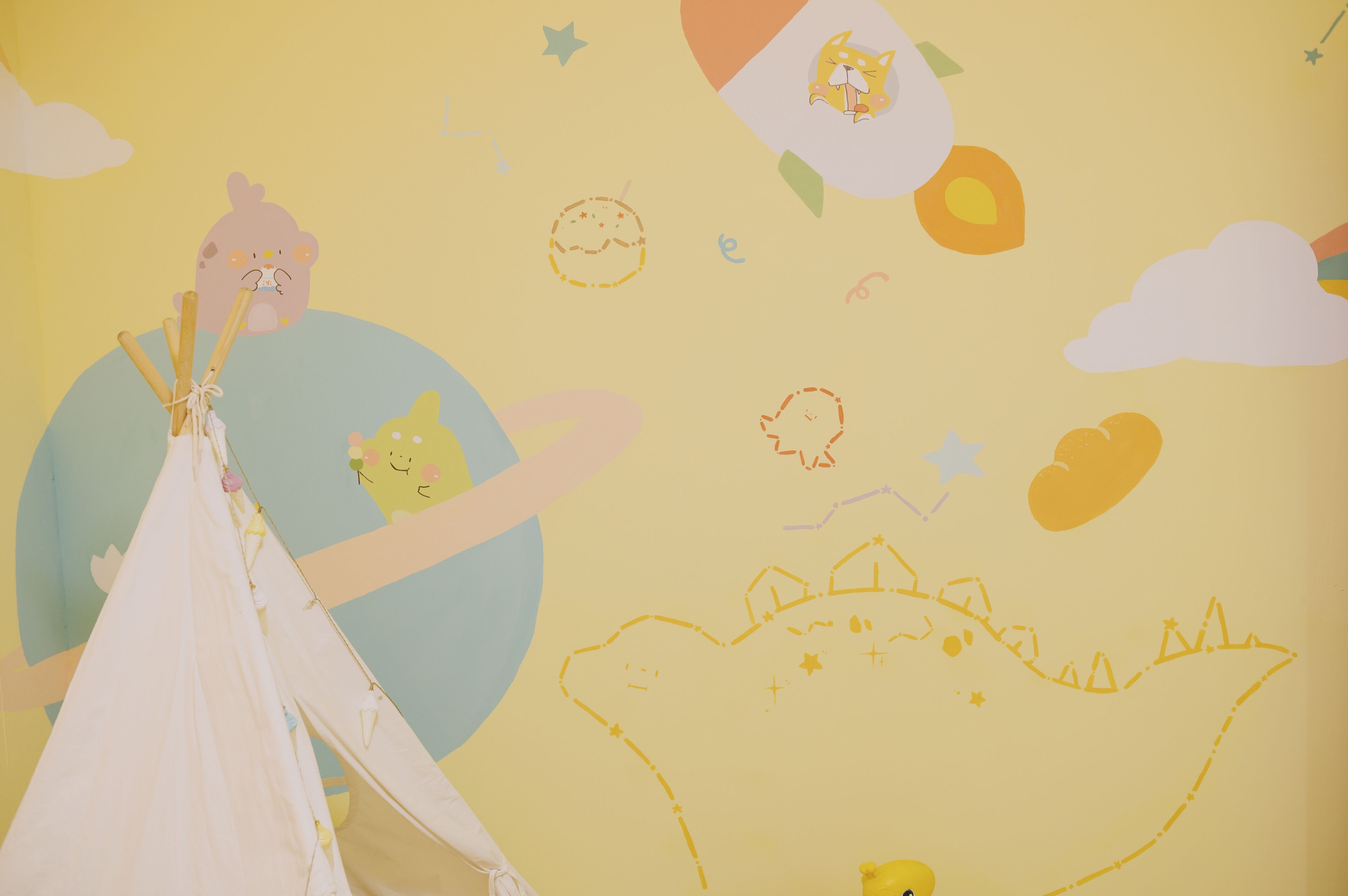 Escritorio, cortinas blackout, sistema de insonorización y wifi gratis 