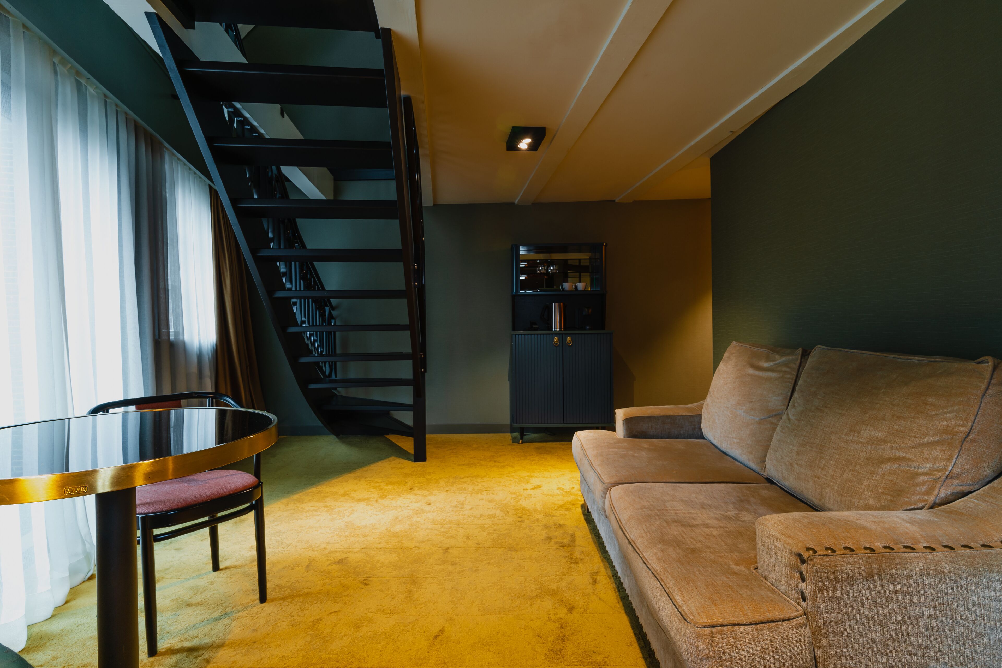 executive loft | living area | 40-inch plasma tv with cable channels, tv