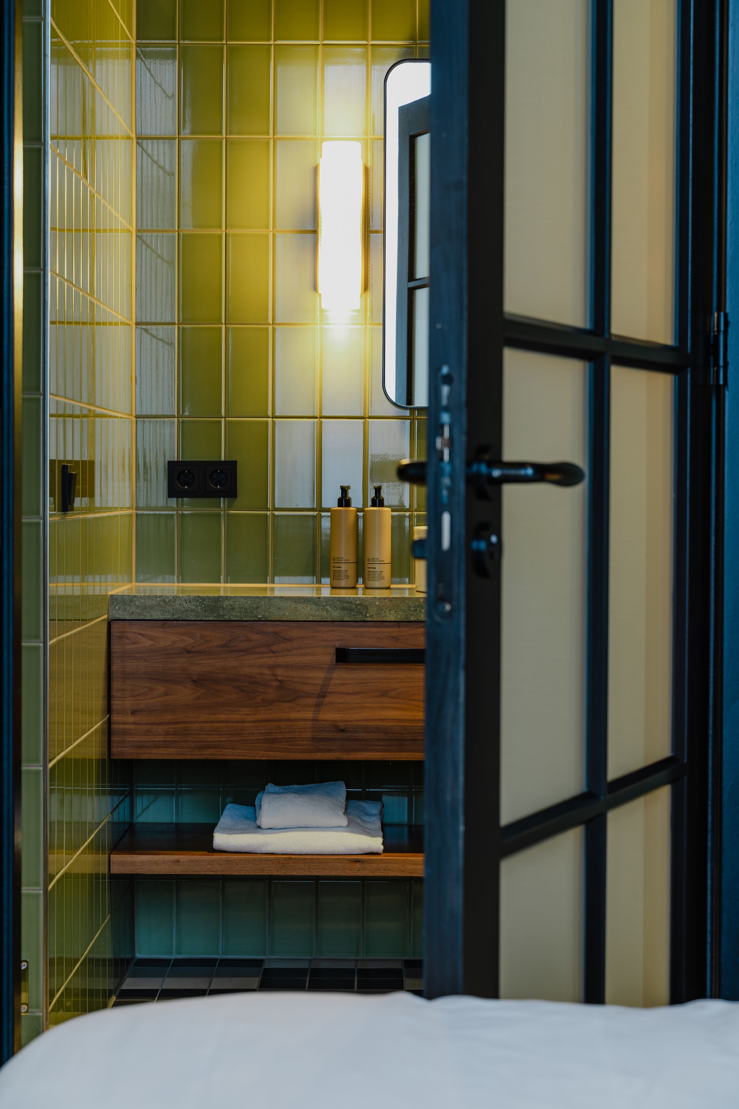 Junior Suite | Bathroom | Shower, rainfall showerhead, designer toiletries, hair dryer