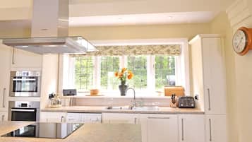 Cottage | Dapur peribadi | Peti sejuk/penyejuk beku saiz penuh, ketuhar gelombang mikro, ketuhar