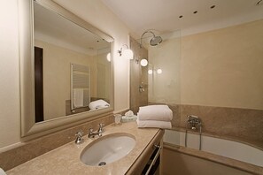 Suite | Bathroom - La Locanda Di Cetona (Cetona)