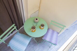 A small balcony with a round table, two chairs, and a vase. - InCity El Flow, Double Flat (Thessaloniki)