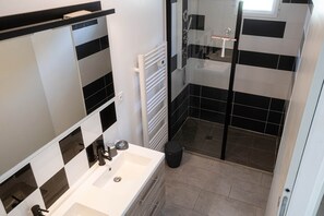 Secador de cabelo, toalhas de banho