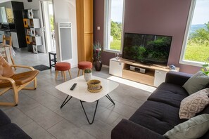 TV, DVD player, stereo - Ardèche Home - Gite le Cocon - A single-storey villa with swimming pool rated 4*. (TAURIERS)