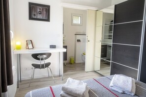 3 camere, una scrivania, ferro/asse da stiro, culla da viaggio