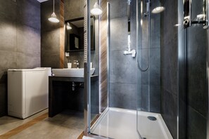 Apartment | Bathroom | Shower, hair dryer, towels, soap - Let's Krakow Apartments - City Center (Kraków)
