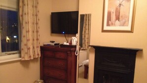 Double Room (Small) | Iron/ironing board (on request), WiFi (free), bed sheets - Barringtons (Matlock)