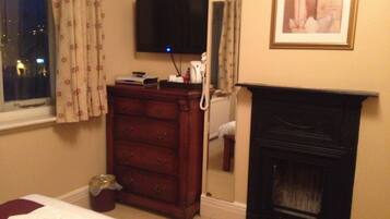 Double Room (Small) | Iron/ironing board, free WiFi, bed sheets