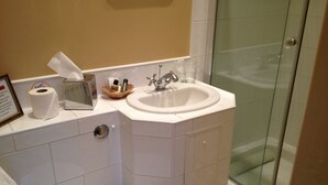 Double Room (Small) | Iron/ironing board (on request), WiFi (free), bed sheets - Barringtons (Matlock)