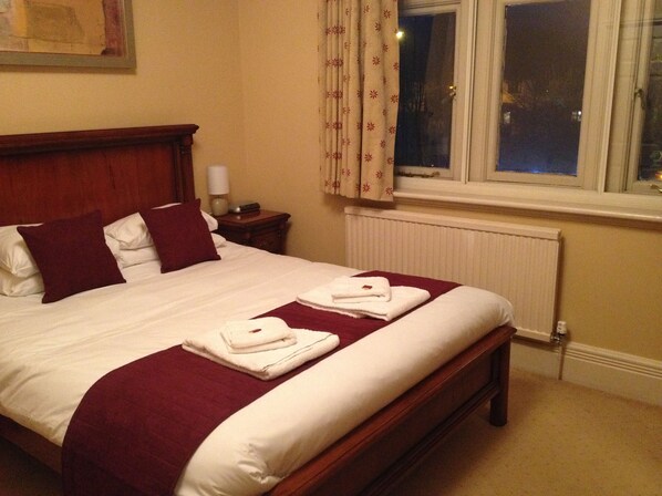 Chambre double (Small) | Fer et planche à repasser, accès au Wi-Fi (inclus), literie fournie