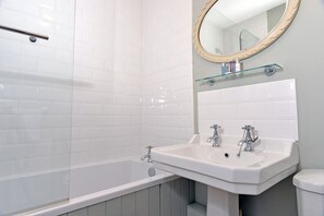 Appartement | Badkamer | Een aparte badkuip en douche, gratis toiletartikelen, een haardroger