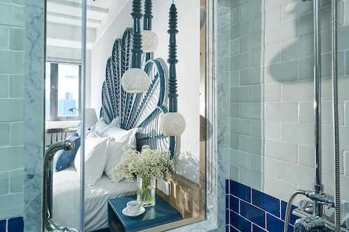 Executive Family Suite Room with City View - Free 01 Bottle of Wine per Stay | Bathroom | Shower, free toiletries, hair dryer, bathrobes