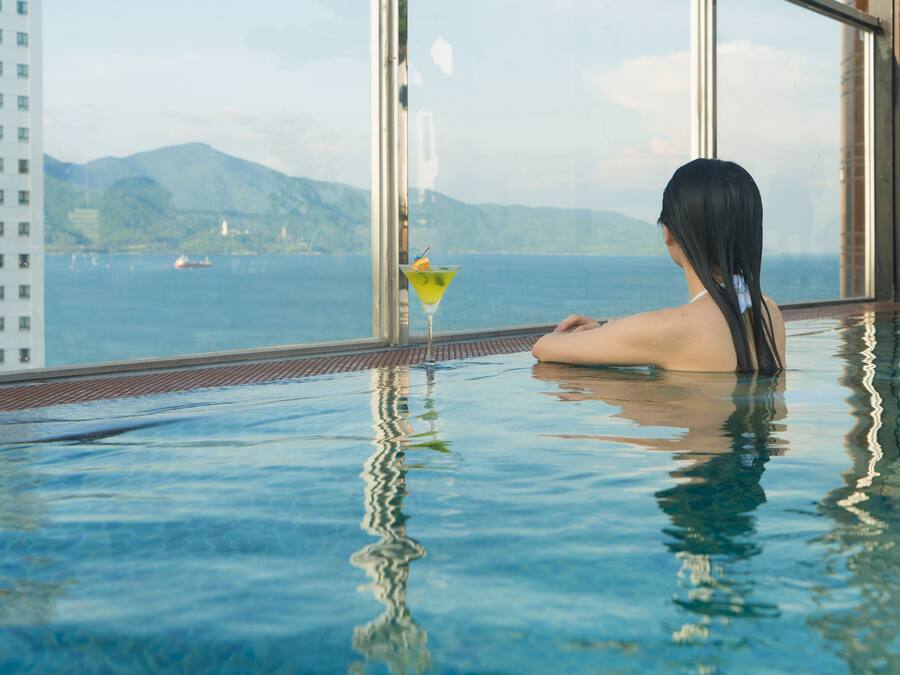 Una piscina al aire libre