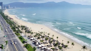 Gần bãi biển, cát trắng