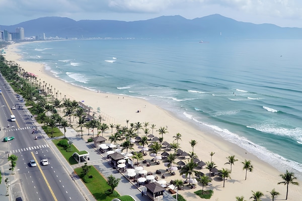 Ubicación cercana a la playa y arena blanca