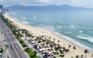 Una playa cerca, arena blanca