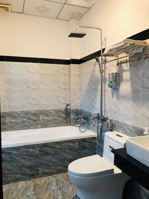 Bồn tắm ngâm, đồ dùng nhà tắm miễn phí, dép đi trong nhà 