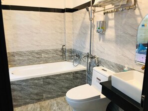 Bathtub besar, perlengkapan mandi gratis, sandal, dan handuk