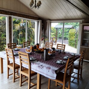 Daily continental breakfast (EUR 8 per person) - La Croisee Des Sentiers (Salazie)