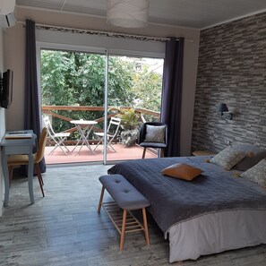 Double Room | Individually furnished, blackout drapes, bed sheets, wheelchair access - La Croisee Des Sentiers (Salazie)