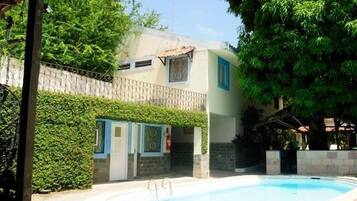 Piscina externa, guarda-sóis, espreguiçadeiras