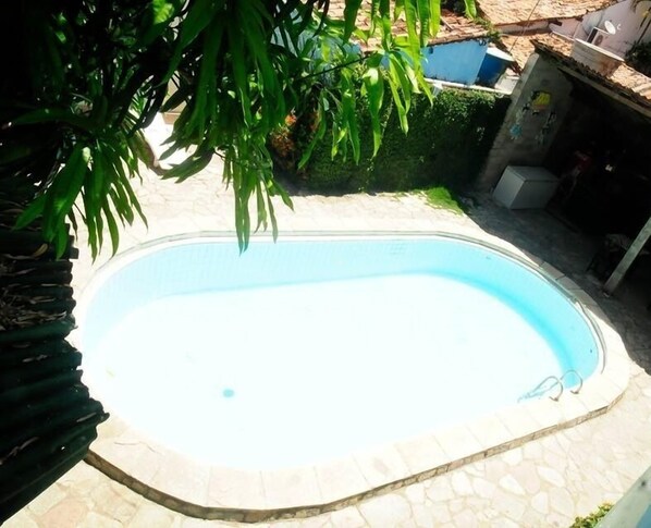 Piscina externa, guarda-sóis, espreguiçadeiras