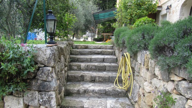 A stone staircase leading up to a building, surrounded by greenery and a garden. - Cabris, charming Provencal villa, sea view, near the village (Cabris)