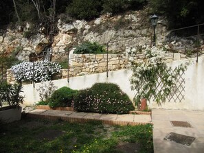 المنطقة المحيطة بالمنشأة