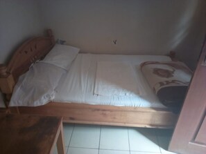 Single Room | Desk, bed sheets - GMT Guest House (Mai Mahiu)