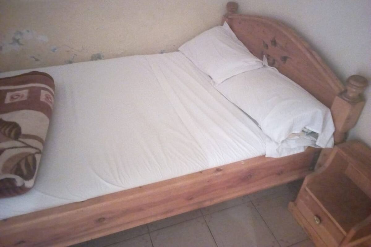 Single Room | Desk, bed sheets