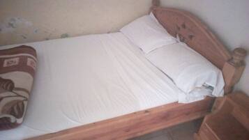 Single Room | Desk, bed sheets