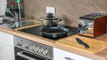 Refrigerador, horno, placa de cocina, cafetera/tetera