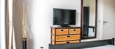 2 عدّة غرف نوم ومكتب ومكواة/لوح كي وسرير سفر