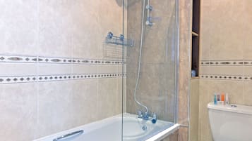 Apartment | Bathroom | Separate bathtub and shower, free toiletries, hair dryer, towels