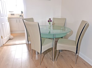 Apartment | In-room dining - Pacific Heights (Eastbourne)
