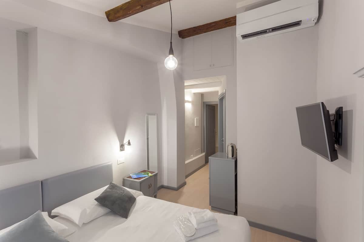 Doppia Standard | Biancheria da letto di alta qualità, copriletto in piuma, minibar