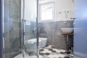Deluxe Double or Twin Room | Bathroom | Shower, rainfall showerhead, free toiletries, hair dryer - Santo Spirito Venti (Florence)