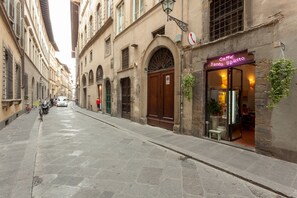A narrow street with historic buildings, a cafe named 'Caffe Santo Spirito', and a 'No Parking' sign. - Santo Spirito Venti (Florence)
