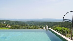 Una piscina al aire libre de temporada, una piscina climatizada