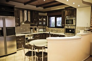 Kjøleskap, mikrobølgeovn, ovn og oppvaskmaskin