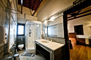 Badewanne, Haartrockner, Handtücher, Toilettenpapier