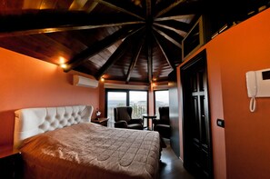 4 bedrooms, in-room safe, iron/ironing board, WiFi