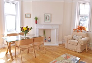 Apartment | In-room dining - Sea Dreams (Eastbourne)
