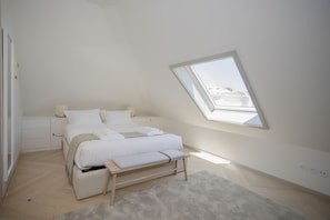 Apartamento de lujo, 2 habitaciones (VI) | Escritorio, sistema de insonorización, tabla de planchar con plancha