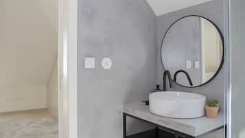 Apartamento de lujo, 2 habitaciones (VI) | Baño | Ducha, secador de pelo, toallas y jabón