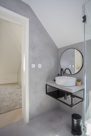 Apartamento superluxo, 2 quartos (VI) | Banheiro | Chuveiro, secador de cabelo, toalhas de banho, sabonete
