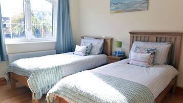 Apartment | 2 bedrooms, individually decorated, individually furnished, desk